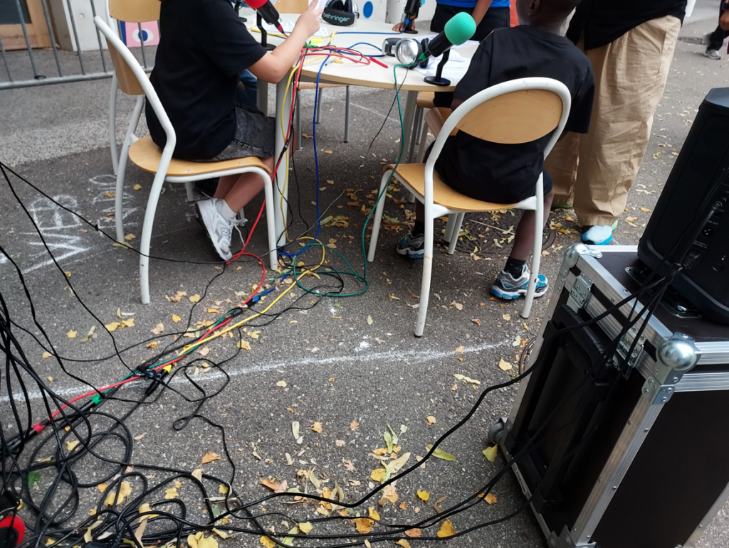 Une table, du matériel...